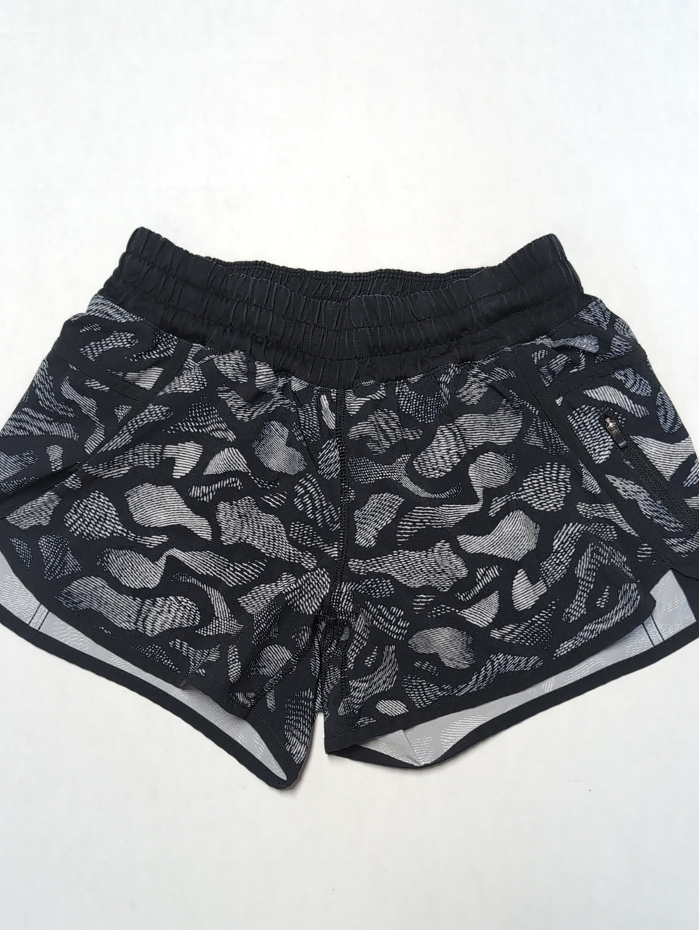 Lululemon Tracker shorts in black pattern priny